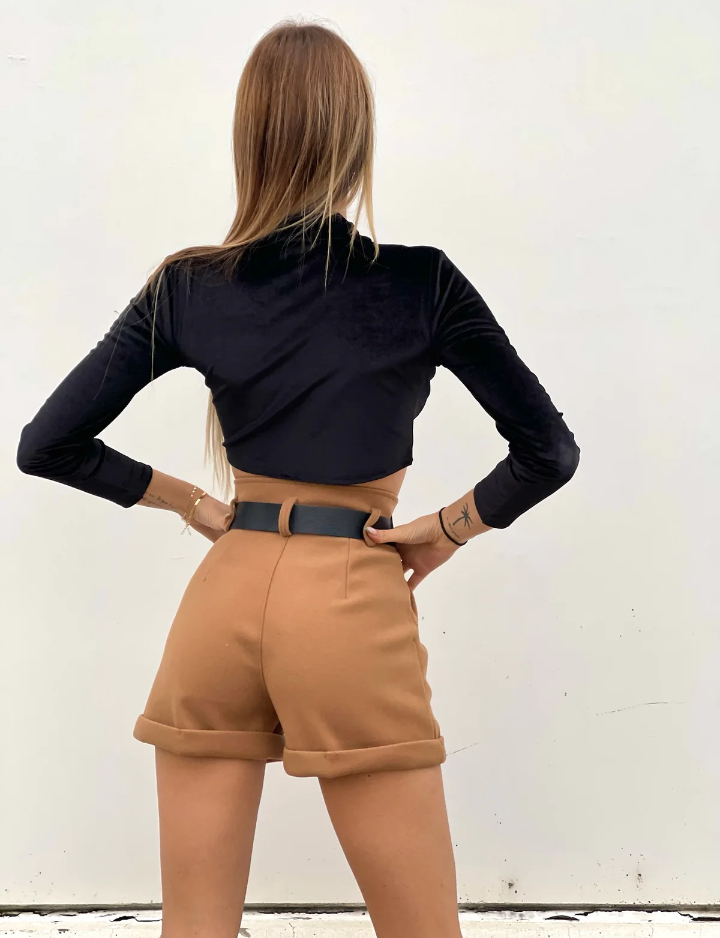 Short camel in panno con cintura