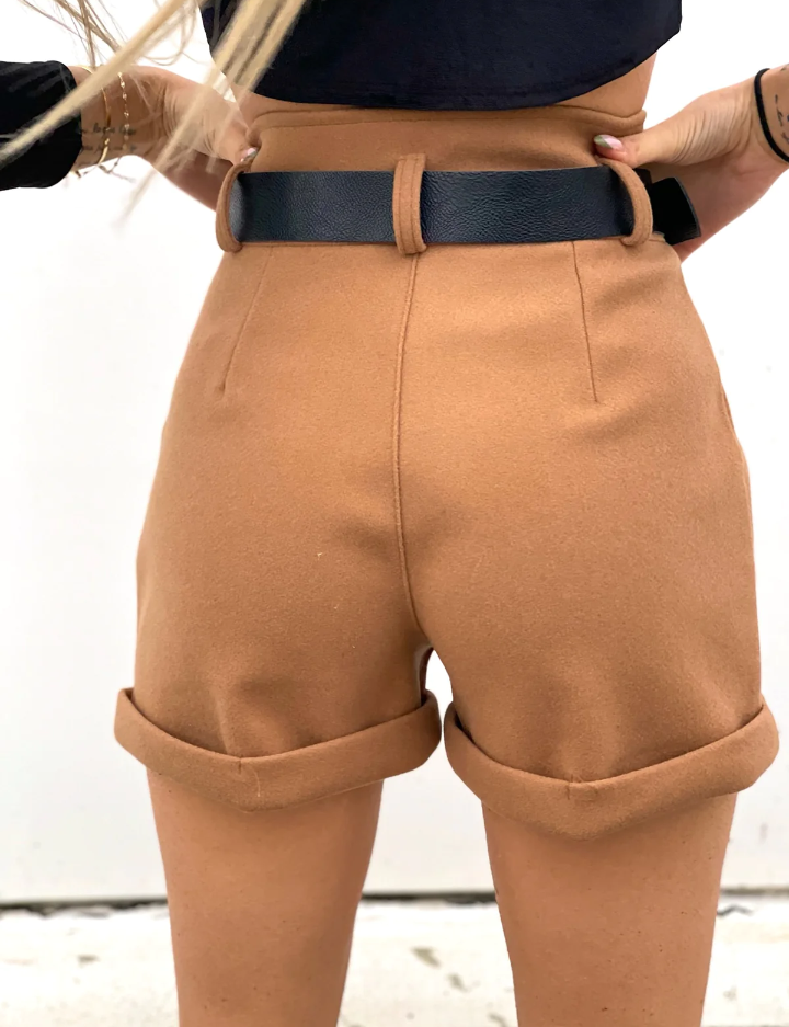 Short camel in panno con cintura