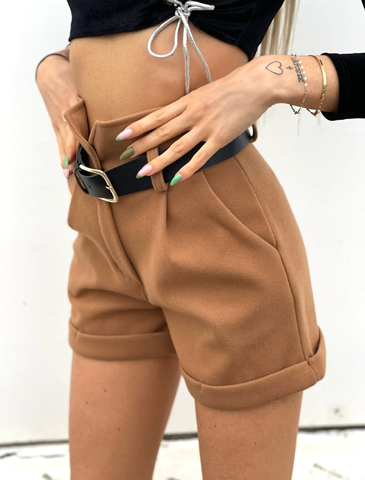 Short camel in panno con cintura