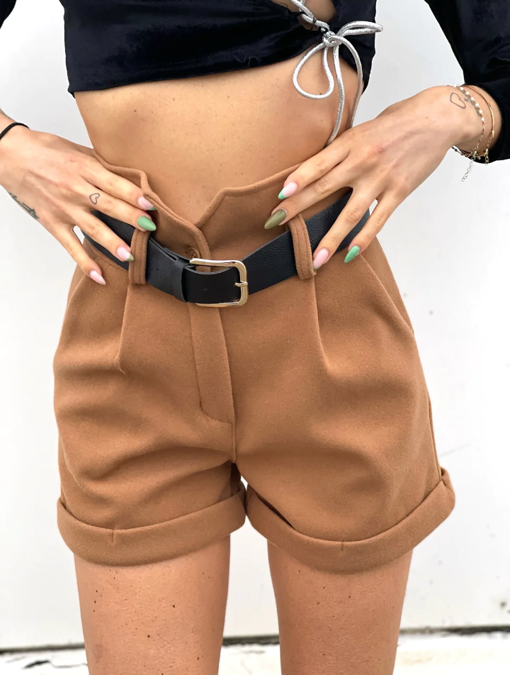 Short camel in panno con cintura