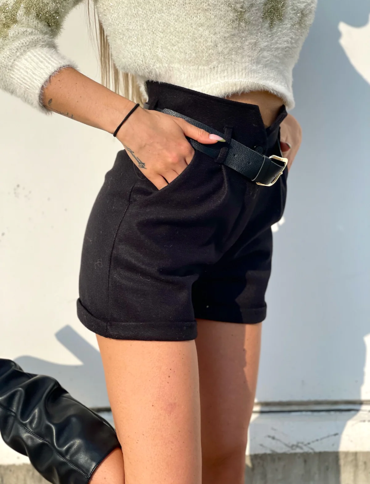 Short nero in panno con cintura