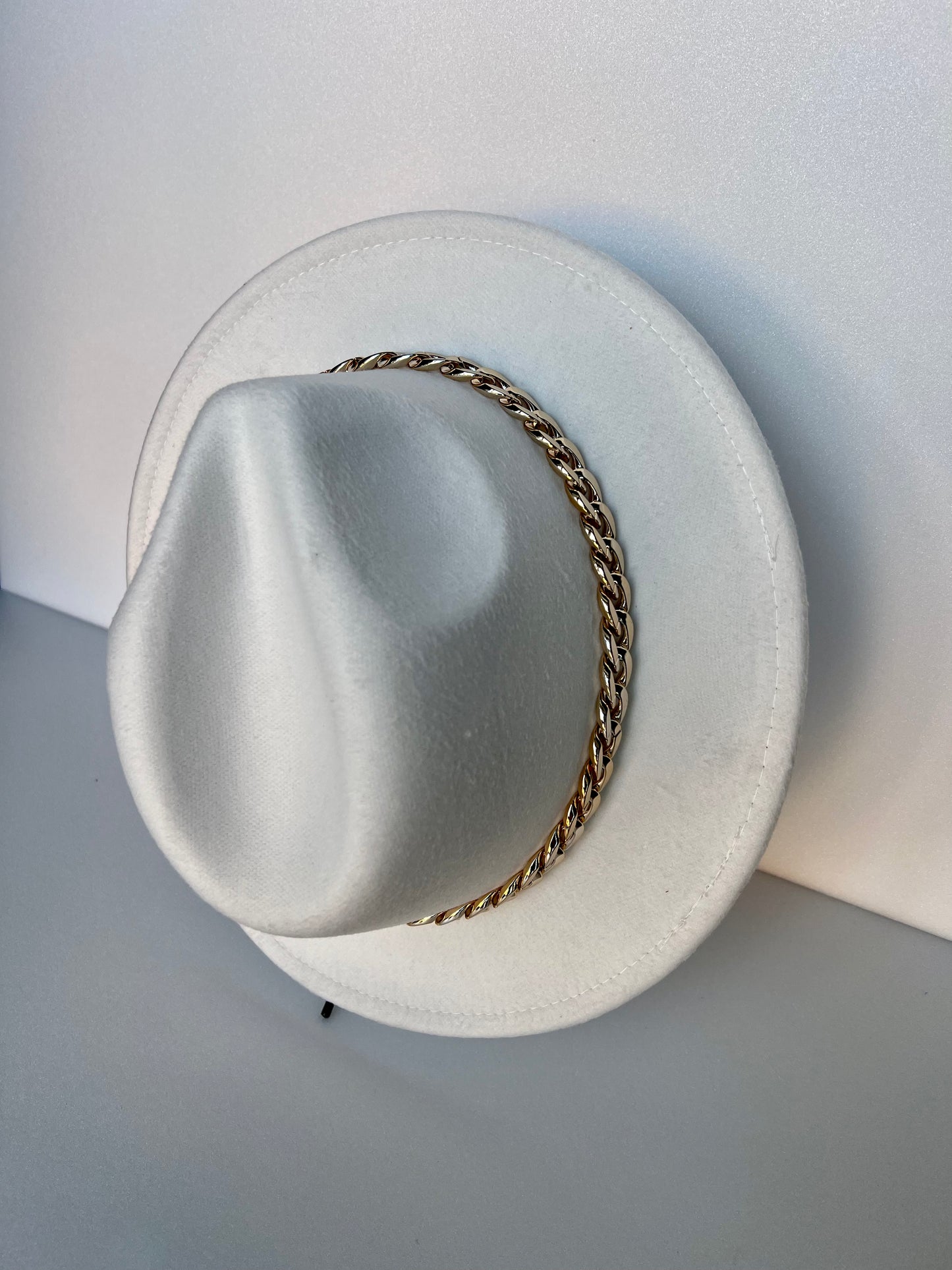 Cappello bianco con catena dorata