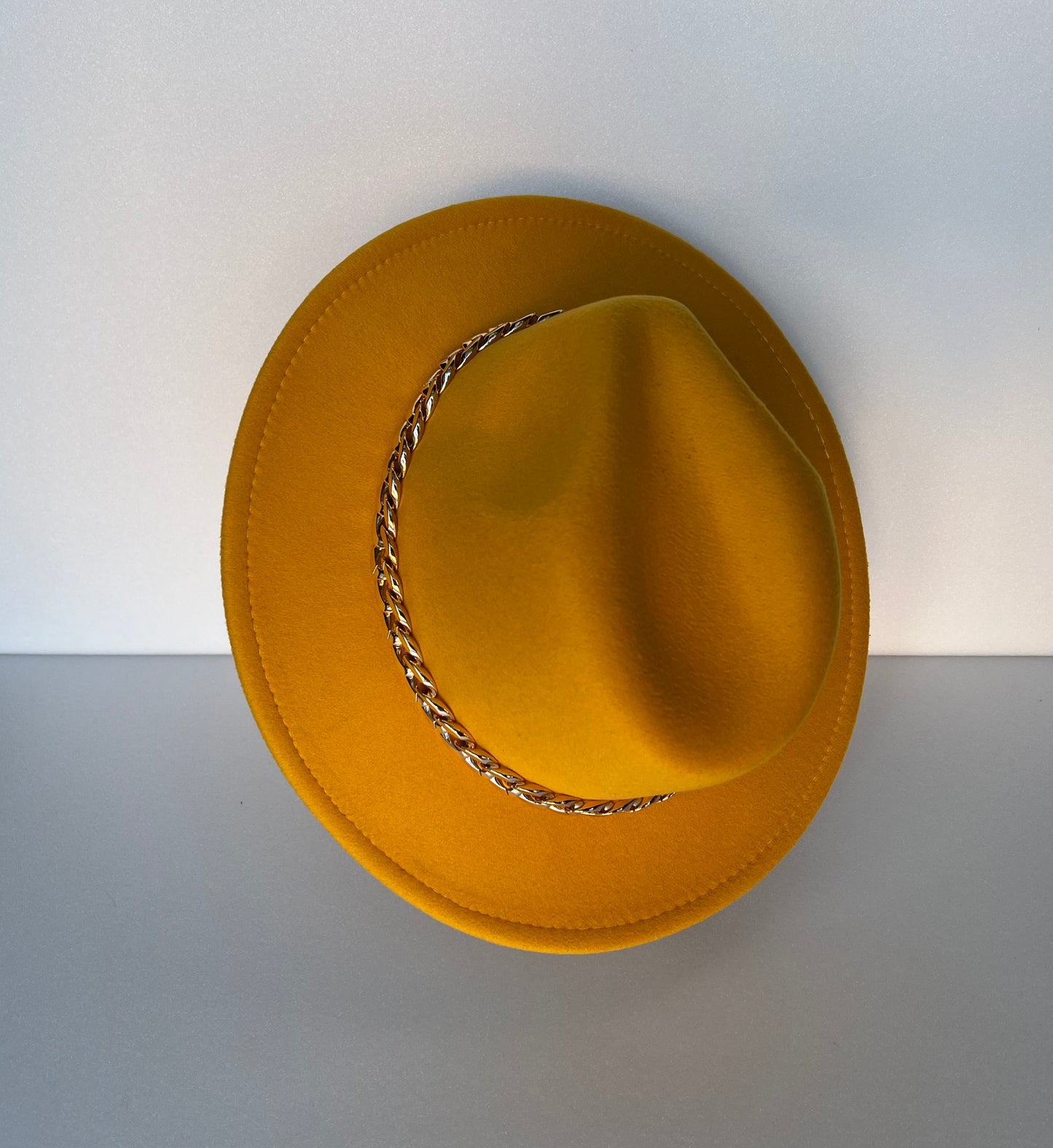 Cappello giallo ocra con catena dorata